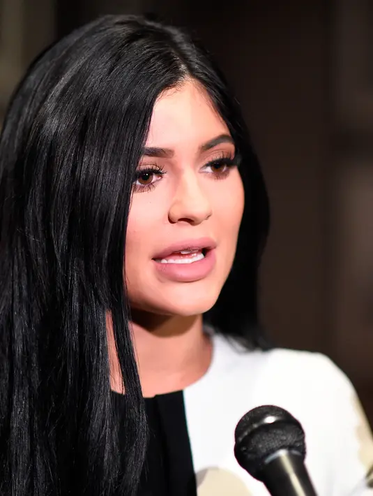 "Meskipun saya masih muda, saya ingin berdiri sendiri dan tak ingin bergantung pada orang lain apalagi pria. Saya ingin memotivasi bahwa perempuan juga tak kalah saing dalam urusan bisnis," tukas Kylie. (AFP/Bintang.com)