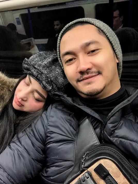 Bermanja-manja dengan pasangan adalah hal yang menyenangkan. Dewi Perssik terlihat lelah dan memilih tidur di bahu sang suami. (Liputan6.com/IG/@anggawijaya88)