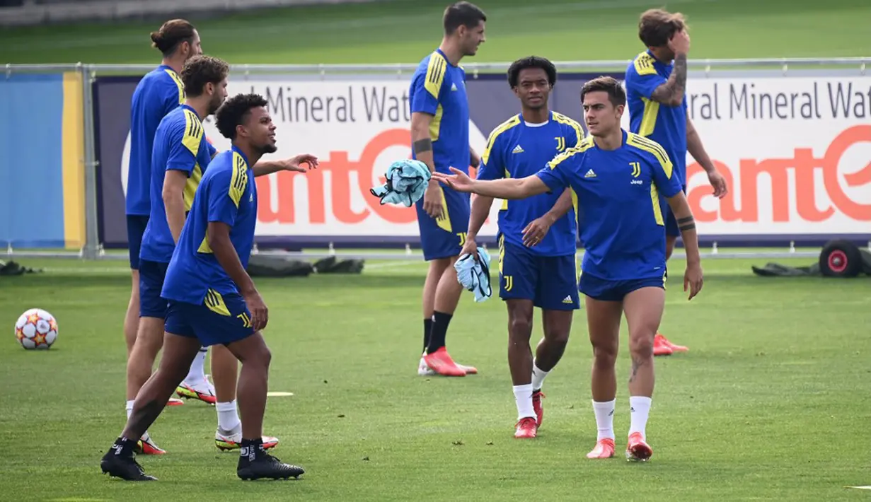 Pemain Juventus Paulo Dybala (kanan) menghadiri sesi latihan bersama rekan satu timnya di The Juventus Training Center, Turin, Italia, 13 September 2021. Juventus akan menghadapi Malmo pada pertandingan Grup H Liga Champions. (MARCO BERTORELLO/AFP)