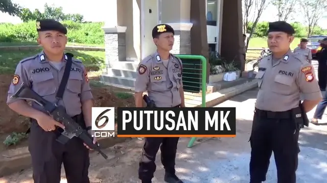 Seiring berjalannya sidang sengketa Pilpers di Mahkamah Konstitusi (MK), rumah Wakil Ketua MK Prof. Aswanto, dijaga ketat aparat kepolisian di Jalan Tun Abd Razak, tepatnya di Cluster Golden Garnet, Kabupaten Gowa, Sulawesi Selatan.
