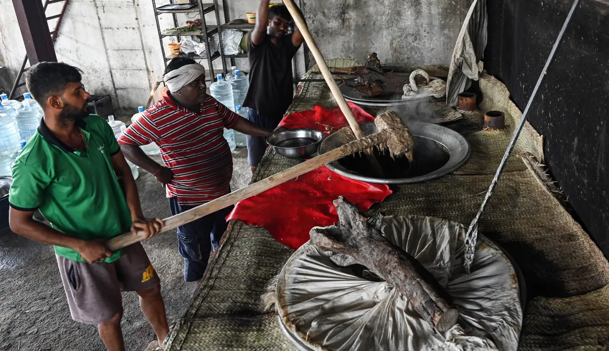 Koki katering menyiapkan hidangan bernama 'rebusan daging kambing Haleem' dalam peralatan besar untuk dijual kepada umat Muslim untuk berbuka puasa selama Ramadhan di Chennai (20/4/2022). Haleem adalah sajian favorit yang cukup populer, terutama saat bulan Ramadhan dan Muharram. (AFP/Arun Sankar)