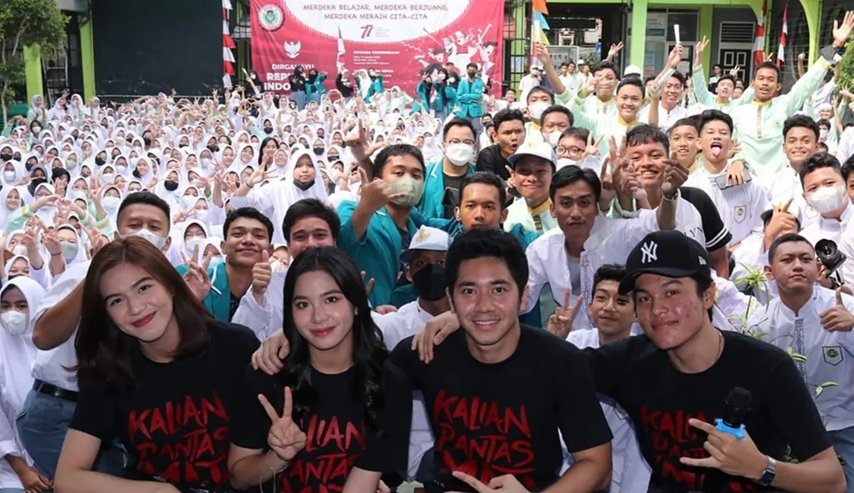 Film horor Kalian Pantas Mati menjalani berbagai promo film. Seperti saat para cast berkunjung di berbagai sekolah. Zee JKT48 terlihat begitu sumringah saat ikut dalam acara promo film yang keliling sekolah. (Liputan6.com/IG/paragonpictures.id)