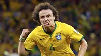Selebrasi pemain belakang Brasil, David Luiz, usai memastikan kemenangan tim samba atas Kolombia 2-1 di Stadion Castelao, Fortaleza, (5/7/2014). (REUTERS/Stefano Rellandini)