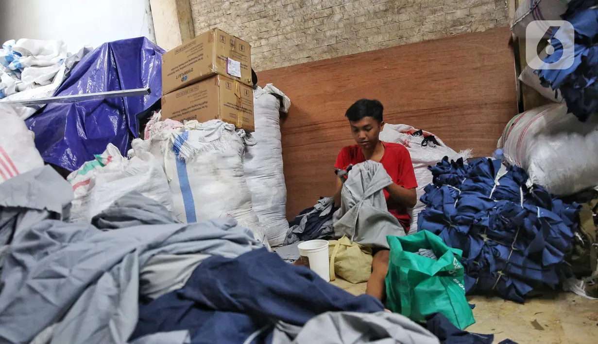 Selama ini, pakaian bekas atau yang tidak layak pakai akan berakhir di tempat sampah atau menjadi kain lap atau pel lantai. (Liputan6.com/Angga Yuniar)