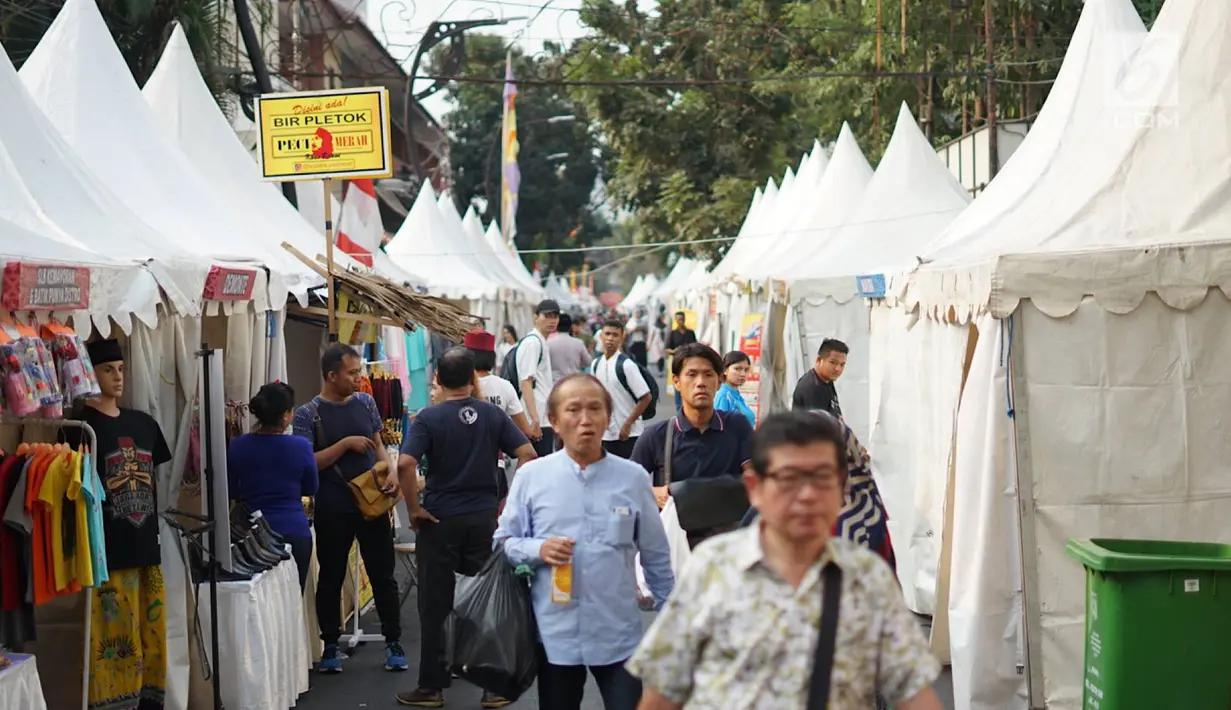 Orang-orang mengunjungi Festival Kebon Bang Jaim di Jalan Jaksa, Jakarta, Jumat (23/8/2019). Festival Kebon Bang Jaim merupakan representasi dari kawasan Jalan Kebon Sirih, Jalan Sabang, Jalan Jaksa dan Jalan Wahid Hasyim. (Liputan6.com/Immanuel Antonius)