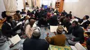 Ini adalah waktu terbaik untuk meningkatkan intensitas tadarus sebagai penutup Ramadan yang penuh berkah. Tampak dalam foto, umat Muslim Syiah, termasuk pengunjung dari Iran dan lainnya, membaca Al-Quran, saat melaksanakan Itikaf di Masjid Kufa, selatan Baghdad, Irak, pada 12 Maret 2026. (Qassem al-KAABI/AFP)