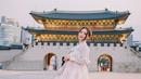 Di sana, ia juga sempat melakoni photoshoot memakai hanbok berwarna putih dan pink. Penampilannya yang begitu cantik dan anggun mengenakan busana tradisional Korea itu pun menuai pujian netizen hingga disebut bak warga lokal. (Instagram/natashawilona12).