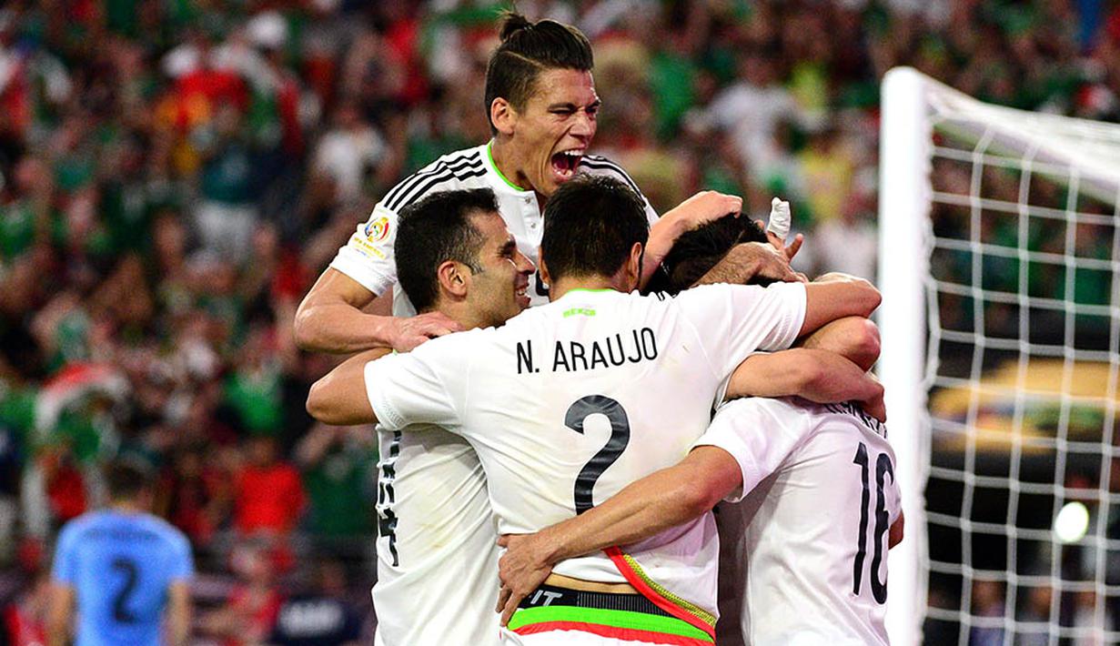 Para pemain Meksiko merayakan gol yang dicetak Hector Herrera ke gawang Uruguay pada laga Grup C Copa Amerika di Phoenix Stadium, AS, Senin (6/6/2016) dini hari WIB. Meksiko menang 3-1 atas Uruguay. (AFP/Jennifer Stewart)