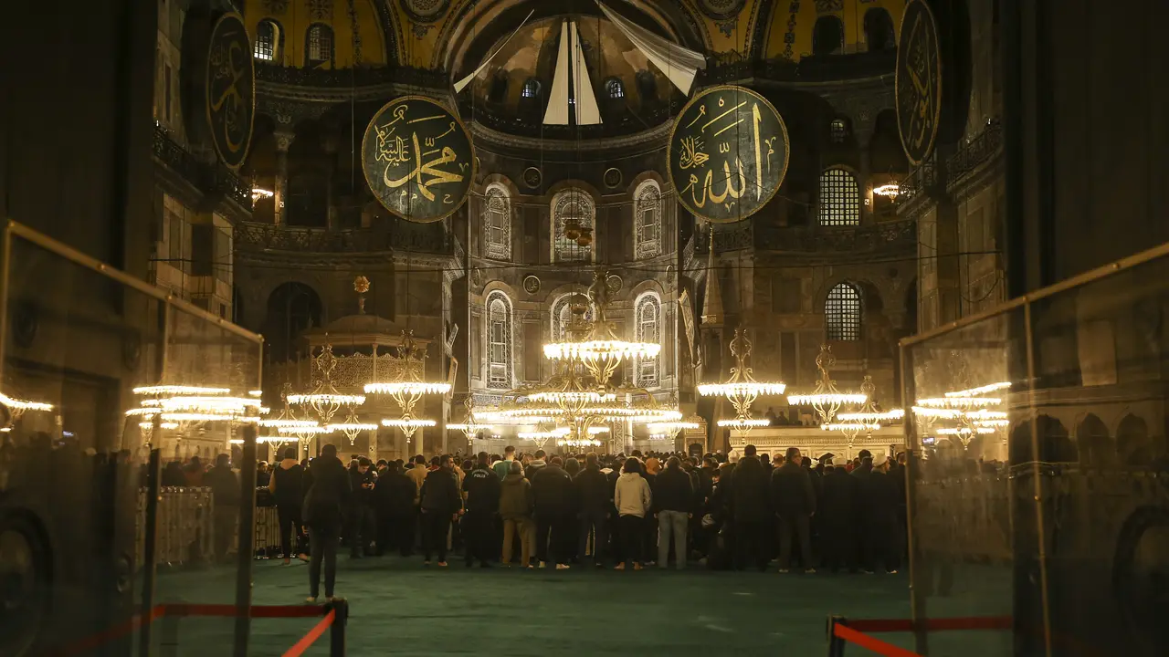 Sholat Tarawih Pertama di Masjid Hagia Sophia Turki