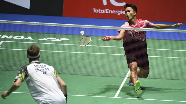 Foto: Anthony Sinisuka Ginting Kandas oleh Viktor Axelsen di Semifinal Kejuaraan Dunia Bulutangkis 2022
