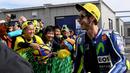 Pebalap Movistar Yamaha MotoGP,  Valentino Rossi (kanan) menempati urutan pertama Trending Rieders dengan 48% total mention. (AFP/Toshifumi Kitamura)