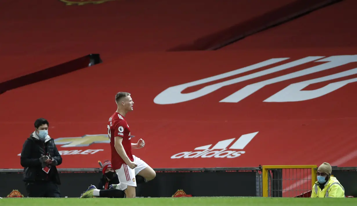 Gelandang Manchester United (MU) Scott McTominay merayakan gol yang dicetaknya ke gawang Leeds United dalam lanjutan Liga Inggris di stadion Old Trafford, Senin (21/12/2020) dinihari WIB. Scott McTominay cetak sejarah dengan dua gol dalam kurun waktu tiga menit menit. (Clive Brunskill/Pool via AP)
