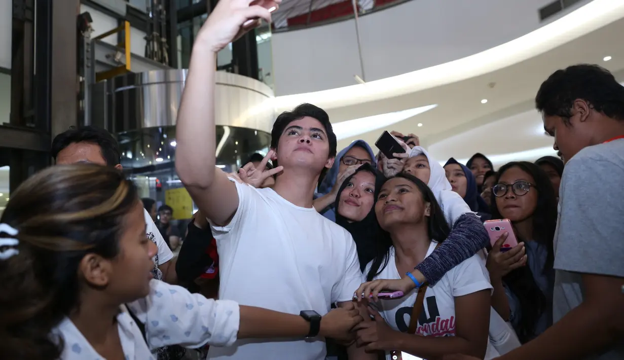 "Sekarang semua pesertanya keren-keren banget, kayaknya bakal berat banget buat saingannya. Pasti peserta keren-keren jadi saingan berat buat kota lain. Cantik-cantik semuanya," ujar pemeran 19 tahun ini. (Nurwahyunan/Bintang.com)