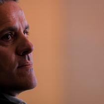 Pelatih Timnas Indonesia, John Herdman, dalam acara perkenalan secara resmi ke publik dalam sesi konferensi pers di Hotel Mulia Senayan, Jakarta, Selasa (13/1/2026). (Bola.com/Bagaskara Lazuardi)