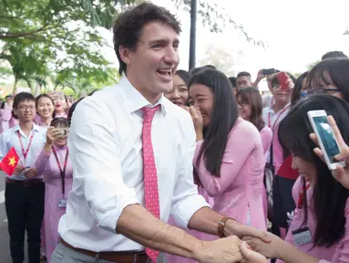 Perdana Menteri Kanada Justin Trudeau saat disambut oleh mahasiswi Universitas Ton Duc Thang di Ho Chi Minh, Vietnam, (9/11). (Adrian Wyld / Canadian Press via AP)