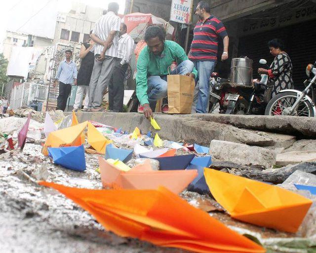 Perahu kertas di lubang jalan (Facebook/@The Logical Indian)