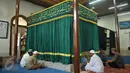 Para pengunjung saat berdoa di makam Al Habib Husein bin Abubakar bin Abdillah Al 'Aydrus, Masjid Luar Batang di daerah Pasar Ikan, Jakarta Utara, (1/4). Masjid ini sering didatangi peziarah dari berbagai pelosok tanah air. (Liputan6.com/Gempur M Surya)