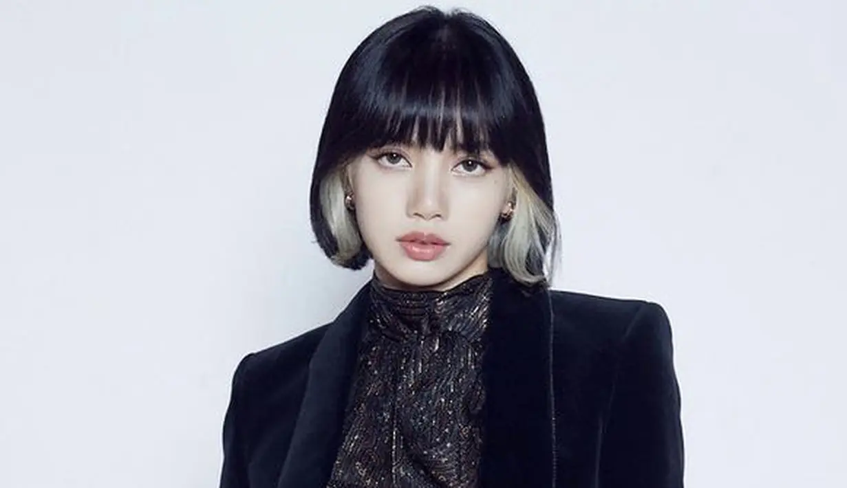 Lisa menggunakan gaya rambut pendek dengan variasi warna two tone. Dengan memilih rambut warna hitam untuk bagian luar dan bagian dalam rambut diberikan sentuhan warna terang, seperti  warna keabuan. Instagtam @lalalalisa_m