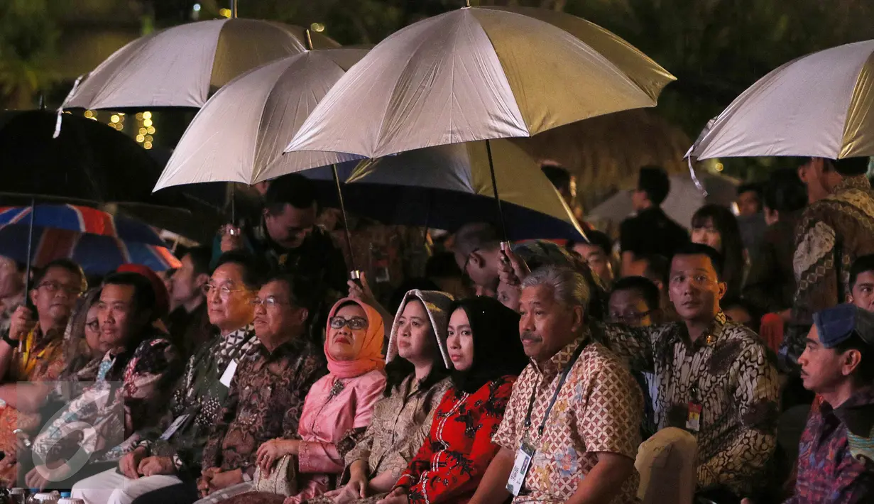 Jusuf Kalla bersama beberapa Mentri pada saat pembukaan TAFISA Games 2016 ke-6 di Mall Ancol Beach City, Jakarta, Sabtu (8/10/2016). Pembukaan TAFISA 2016 ini diwarnai hujan. (Liputan6.com/Herman Zakharia)