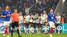 Para pemain Jerman merayakan gol yang dicetak Florian Wirtz pada laga persahabatan FIFA Matchday melawan Prancis di Stadion Groupama, Decines, Lyon, Prancis, Sabtu, 23 Maret 2024. (AP Photo/Laurent Cipriani)