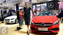 Model mengenakan busana dari desainer Biyan Wanaatmaja  pada gelaran GIIAS 2016 di ICE BSD City Serpong, Banten, (13/8).Fashion yang ditampilkan mencerminkan penumpang dari Marcedes-Benz memiliki image elegan dan prestisius. (Liputan6.com/Fery Pradolo)