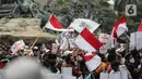 Massa aksi menolak omnibus law saat unjuk rasa di area sekitar Patung Kuda, Jakarta Pusat, Selasa (13/10/2020). Massa mulai berdatangan sejak pukul 11.10 WIB.  Kedatangan massa seiring dengan mobil komando aksi yang juga tiba di lokasi. (Liputan6.com/Faizal Fanani)