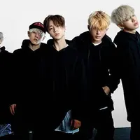 Saat itu, para personel iKON membahas tentang barang yang harus dibawa oleh para penggemar yang akran disapa ikonics saat konser iKON. Menurut Chanwoo, ikonics wajib membawa konbat (lighstick resmi iKON). (Foto: soompi.com)