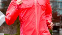 Turunkan berat badan dengan joging siang hari mengenakan jaket tebal malah berpotensi buat tubuh kekurangan cairan. 