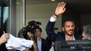 Bek asal Italia, Leonardo Bonucci, menyapa suporter saat tiba di Casa Milan, Milan, Jumat (14/7/2017). AC Milan resmi mendatangkan mantan bek Juventus itu dengan harga 36,7 juta poundsterling. (EPA/Daniel Dal Zennaro)