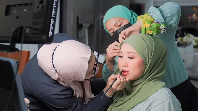Potret Kiky Saputri Tampil Berhijab saat Hadiri Acara Kajian. (instagram/kikysaputrii)