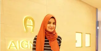 Shireen Sungkar memakai hijab dan celana palazzo dengan warna senada. Motif simple hitam putih pun melengkapi gayanya. (via instagram/@shireensungkar)