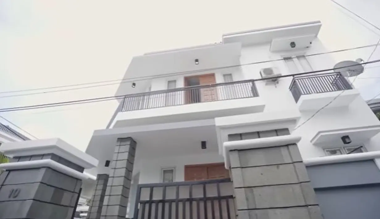 <p>Seperti inilah penampakan rumah baru orangtua Fuji An. [Foto: YouTube: Mama Fuji]</p>