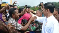 Presiden Joko Widodo atau Jokowi saat tiba di Desa Tapeleo, Kecamatan Patani Utara, Kabupaten Halmahera Tengah, Maluku Utara. (Liputan6.com/Hairil Hiar)