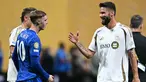 Pemain LAFC, Olivier Giroud (kanan) menyalami pemain Chlesea, Cole Palmer setelah pertandingan Grup D Piala Dunia Antarklub 2025 di Mercedes Benz Stadium, Atlanta, Amerika Serikat, Selasa (17/06/2025) WIB. (AFP/Paul Ellis)