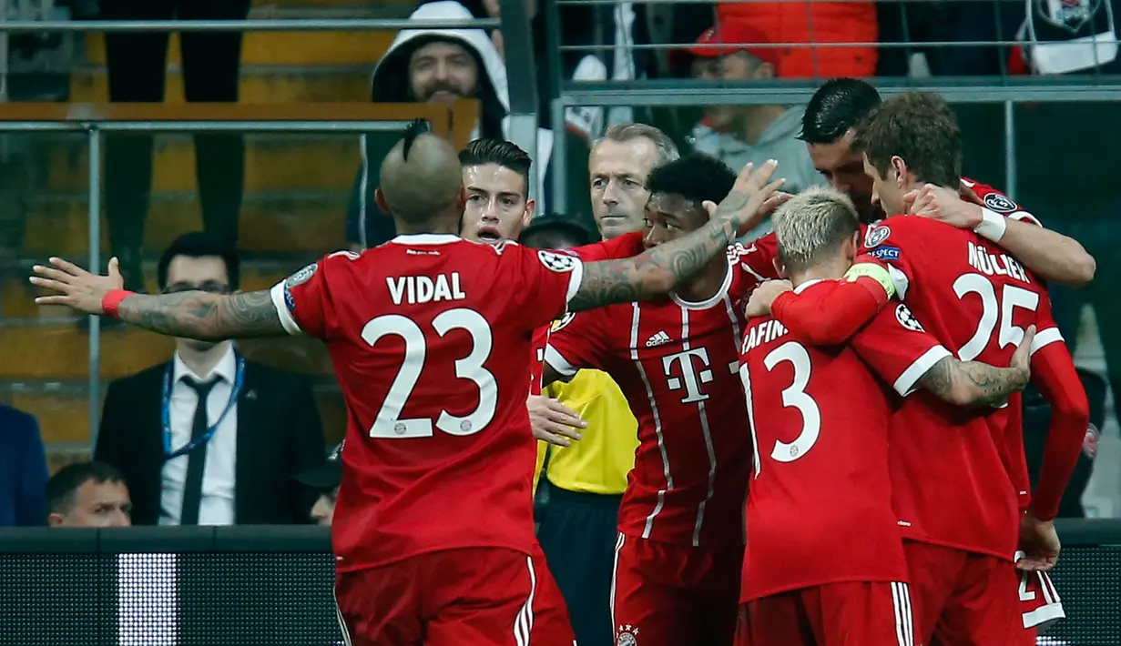 Pemain Bayern Munchen merayakan gol ketiga untuk tim mereka saat melawan Besiktas pada pertandingan Liga Champions leg kedua di stadion Vodafone Arena di Istanbul (14/3). (AP Photo / Lefteris Pitarakis)