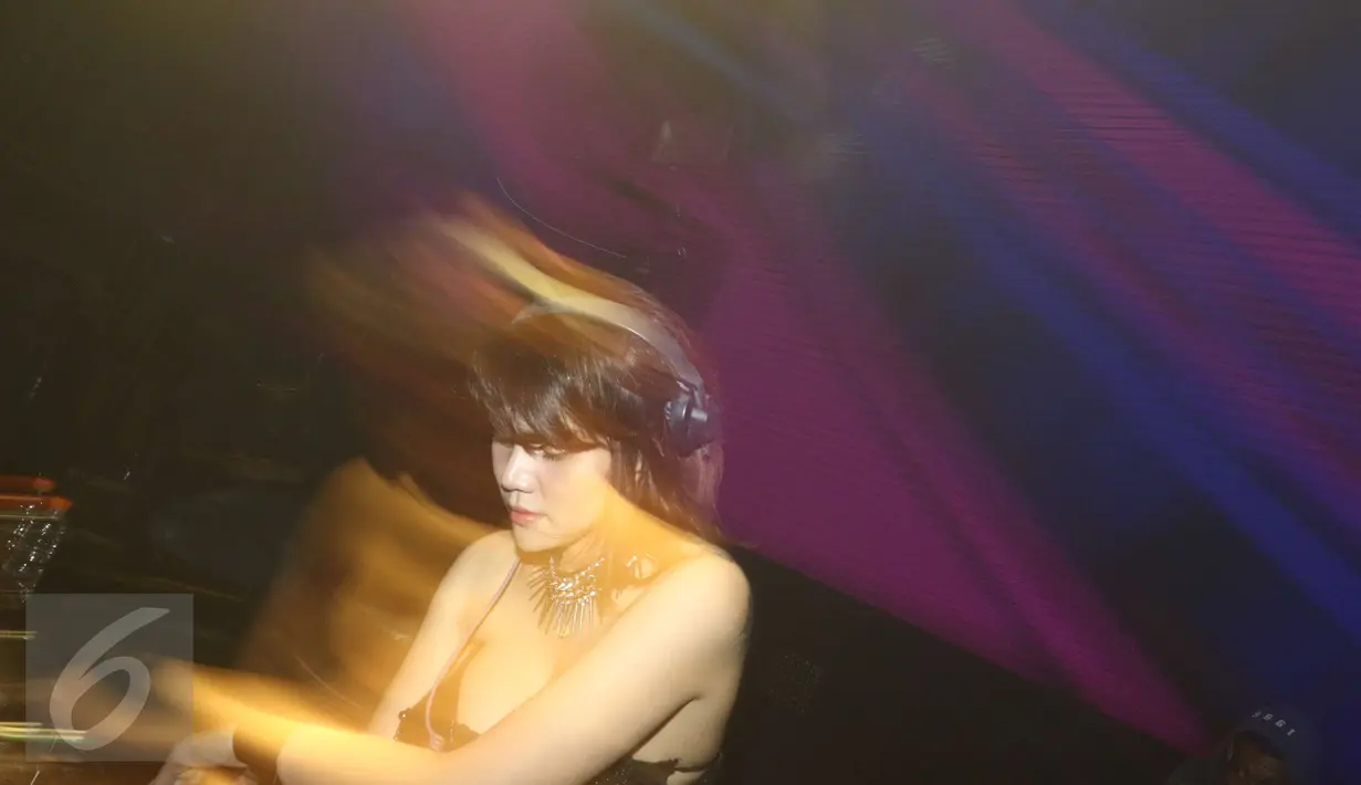 Aksi panggung DJ Butterfly saat menghibur penonton di Lantai dansa Colosseum Jakarta, Rabu (8/3). Pemilik nama lengkap Poltee Kattarey dikenal sebagai pemain disc jockey bergenre electro house, progresive serta trap twerk. (Liputan6.com/Helmi Afandi)