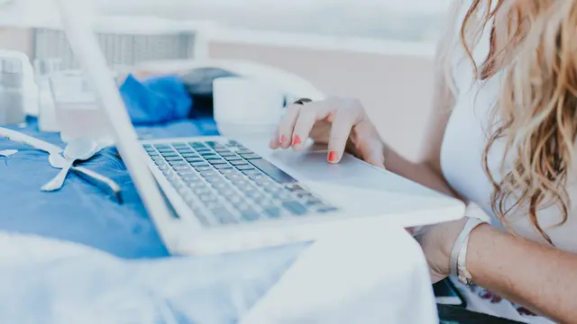 Contoh ilustrasi seorang ibu ikut kelas parenting online