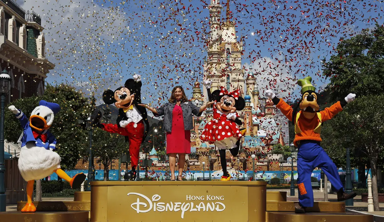 Direktur Pengelola Disneyland Hong Kong Stephanie Young (tengah) saat upacara pembukaan kembali Disneyland Hong Kong di Disneyland Hong Kong, Kamis (18/6/2020). Disneyland Hong Kong kembali beroperasi pada 18 Juni 2020 dengan menerapkan sejumlah protokol kesehatan baru. (AP Photo/Kin Cheung)