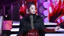 Saat tampil di Dangdut 4 Academy Asia  tahun 2018, Dewi Persik tampil glamour dengan gaun perpaudan warna merah dan hitam. Aksen blink-blink serta bulu-bulu membuat tampilan Depe semakin menawan (KapanLagi/Agus Apriyanto)