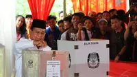 Prabowo Subianto tampak memasukkan kertas suara ke dalam kotak suara. (Liputan6.com / Andrian Martinus)