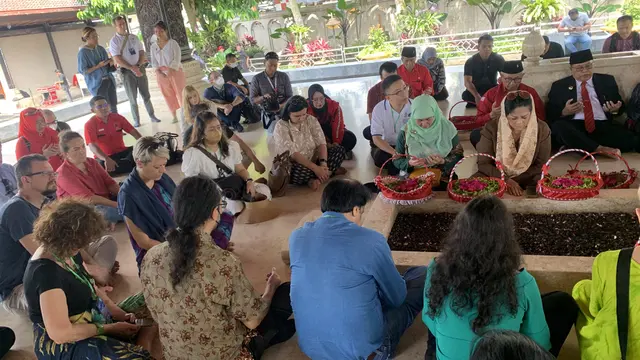 Para peserta napak tilas Konferensi Asia Afrika (KAA Bandung)