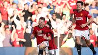 Gelandang Manchester United Scott McTominay (kiri) merayakan bersama&nbsp;rekannya Alejandro Garnacho (2 kanan) setelah mencetak gol kedua ke gawang Brentford dalam pertandingan Liga Inggris. MU menang 2-1 di Old Trafford, Sabtu, 7 Oktober 2023.&nbsp;(Darren Staples / AFP)