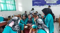 Ibu rumah tangga warga Desa Cikeas dan Desa Sukaraja antusias mengikuti kelas ‘Media dan Kebenaran’ untuk mendeteksi hoax sebagai bagian dari kegiatan Social Volunteering UMB Reconnect 2023, Sabtu (11/2), di SMAN 1 Sukaraja, Desa Cikeas, Kecamatan Sukaraja, Kabuipaten Bogor, Jawa Barat. Credit Foto : Tim Dokumentasi UMB Reconnect 2023 (istimewa)