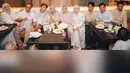 Mereka juga mengadakan acara makan malam intimate bersama keluarga. Konsep busananya adalah serba putih. (Foto: Instagram/ rizkybillar)