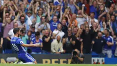 Gelandang Chelsea, Eden Hazard, merayakan gol yang dicetaknya ke gawang Burnley pada laga Premier League di Stadion Stamford Bridge, London, Inggris, Sabtu (27/8/2016). Chelsea menang 3-0 atas Burnley. (Reuters/Eddie Keogh)