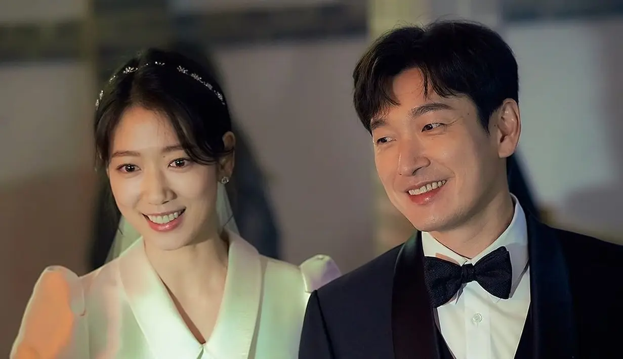 Park Shin Hye terlihat menggunakan gaun A Line dengan detail colar pada bagian leher. Tak ketinggalan, aksen lengan balon membuat gaunnya semakin menggemaskan. Detail aksen tersebut memang sederhana, tapi bisa memberikan efek luar biasa.