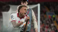Noa Lang kesakitan usai jempolnya cedera di laga Liverpool vs Galatasaray di leg kedua babak 16 besar Liga Champions 2025/2026 di Anfield, Kamis (19/03/2026) dini hari WIB. (AP Photo/.Jon Super)