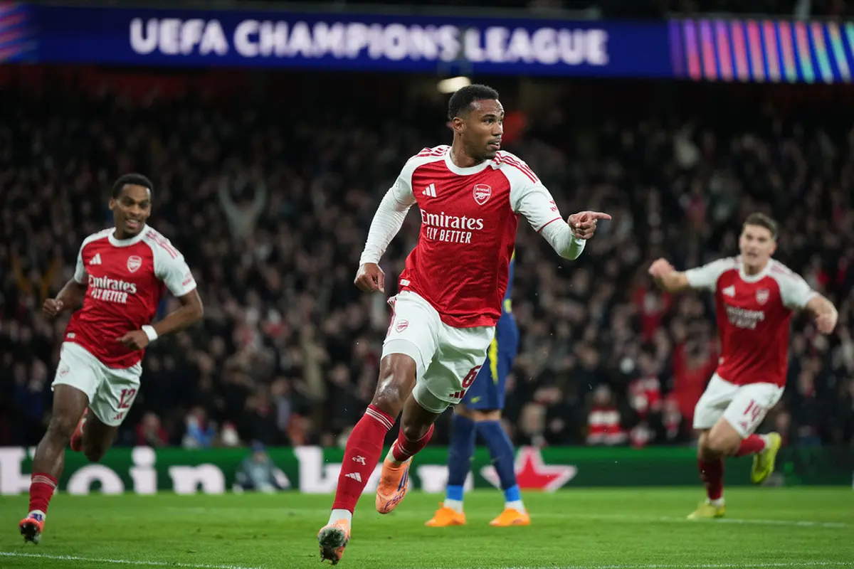 Gabriel Magalhaes merayakan gol ke gawang Atletico Madrid