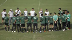 Para pemain dan staff pelatih Timnas Indonesia saat latihan di Lapangan ABC Senayan, Jakarta, Selasa (20/11). Latihan ini persiapan jelang laga Piala AFF 2018 melawan Filipina. (Bola.com/Vitalis Yogi Trisna)