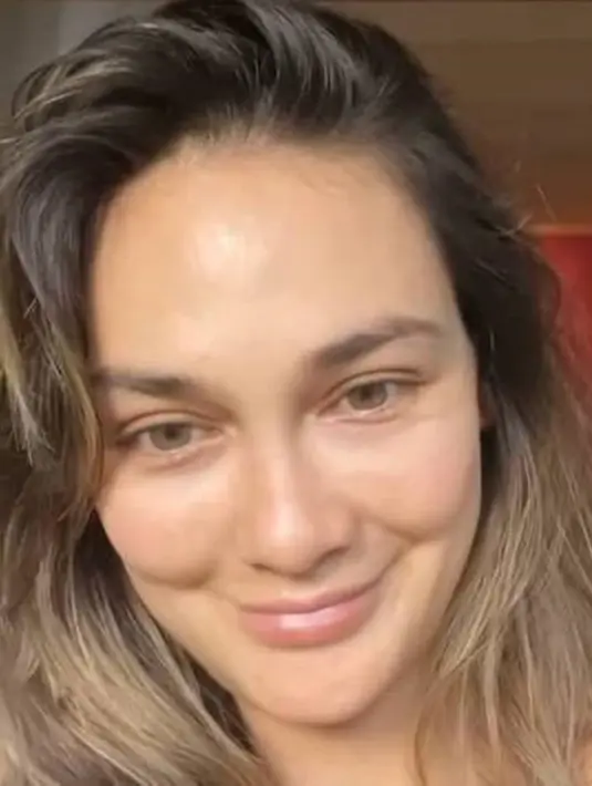Tampil natural tanpa makeup, penampilannya sukses menuai beragam pujian. Luna Maya sendiri memang rutin melakukan perawatan wajah, tak heran kecantikannya tak memudar hingga kini. (Liputan6.com/IG/@lunamaya)